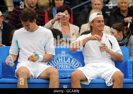 Tennis - Championnats AEGON - première journée - le Queen's Club.Andy Murray en Grande-Bretagne (à gauche) et Lleyton Hewitt en Australie lors d'une pause en jeu Banque D'Images