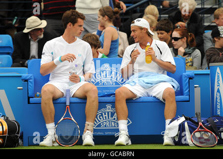 Andy Murray en Grande-Bretagne (à gauche) et double le Lleyton de Partner Australia Hewitt pendant une pause en jeu Banque D'Images