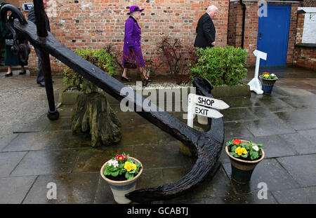 La reine Elizabeth II lors d'une visite au musée du patrimoine de pêche de True's Yard à King's Lynn, Norfolk. Banque D'Images