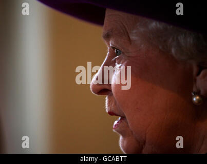 La reine Elizabeth II lors d'une visite au musée du patrimoine de pêche de True's Yard à King's Lynn, Norfolk. Banque D'Images