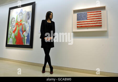 Un employé de Christie pose avec Jasper Johns's Flag, 1960-66, et Femme et fillettes (Femme et enfants) par Pablo Picasso, 1961, qui fait partie de la collection de Michael Crichton exposée à Christie's à Londres en prévision de sa vente aux enchères le 11 mai. Banque D'Images