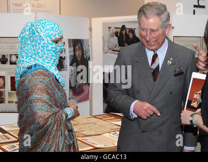 Le Prince de Galles rencontre Rabia Sharif, étudiant au cours de conception orientale, lorsqu'il visite le Burnley College / campus de l'Université du Central Lancashire à Burnley, dans le Lancashire. Banque D'Images