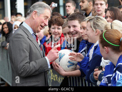 Le Prince de Galles rencontre des membres du public et des étudiants alors qu'il quitte le Burnley College / campus de l'Université du Central Lancashire à Burnley, dans le Lancashire. Banque D'Images