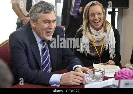 Le Premier ministre Gordon Brown discute avec Rebecca Stokes, 17 ans, d'Exeter, au cours d'une rencontre informelle et salue à l'hippodrome d'Exeter, où lui et le Cabinet tiennent une réunion du Cabinet dans le Sud-Ouest. Rebecca fait partie de l'équipe Teen du journal régional Express et Echo. Banque D'Images