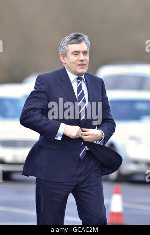 Le Premier ministre Gordon Brown arrive à l'hippodrome d'Exeter, où lui et le Cabinet tiennent une réunion du Cabinet dans le Sud-Ouest. Banque D'Images