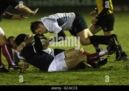 Rugby Union - Club International - Scotland Club International v France - Netherdale.Scott Burnett en Écosse détient France Nicolas Mateos lors du match Club International à Netherdale, Galashiels. Banque D'Images