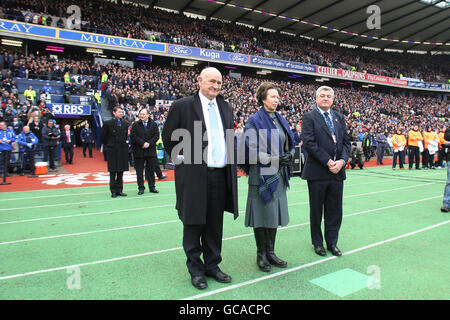 Pierre Camou (Président de la Fédération française de rugby) et Jim Stevenson (Président de la SRU) Présentez la princesse royale aux équipes écossaises et françaises Banque D'Images