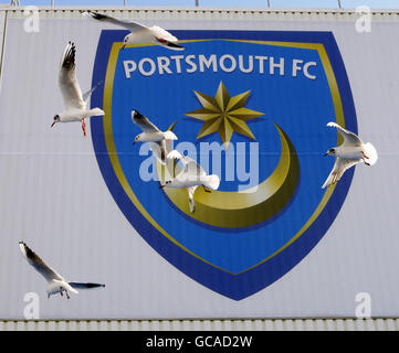 Des mouettes encerclent le parc de Fratton, stade du club de football de Portsmouth. Banque D'Images