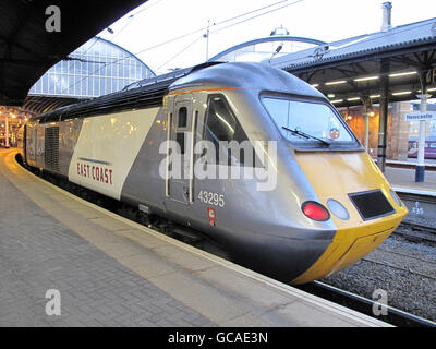 Trains de la côte est.Un train de la côte est attend sur la plate-forme de la gare de Newcastle. Banque D'Images