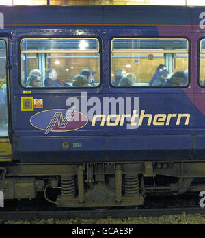 Trains du Nord.Un train Northern attend sur la plate-forme de la gare de Newcastle. Banque D'Images