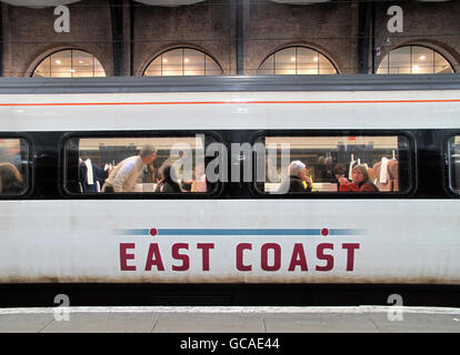 Un train de la côte est attend sur la plate-forme de la gare Kings Cross de Londres. Banque D'Images