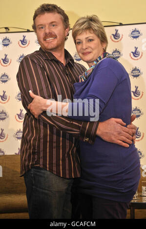 Nigel page, 43 ans, et sa partenaire Justine Laycock, 41 ans, qui ont remporté le plus grand prix de loterie de la Grande-Bretagne de 56 millions, et qui vivent près de Cirencester, à Gloucestershire, lors d'une conférence de presse à Bath, Somerset. Banque D'Images