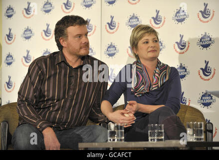 Nigel page, 43 ans, et sa partenaire Justine Laycock, 41 ans, qui ont remporté le plus grand prix de loterie de la Grande-Bretagne de 56 millions, et qui vivent près de Cirencester, à Gloucestershire, lors d'une conférence de presse à Bath, Somerset. Banque D'Images