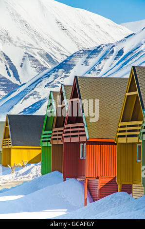 Maisons colorées dans le règlement de Longyearbyen sur l'île de Spitsbergen, Svalbard, Norvège Banque D'Images