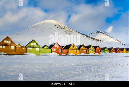 Maisons colorées dans le règlement de Longyearbyen sur l'île de Spitsbergen, Svalbard, Norvège Banque D'Images