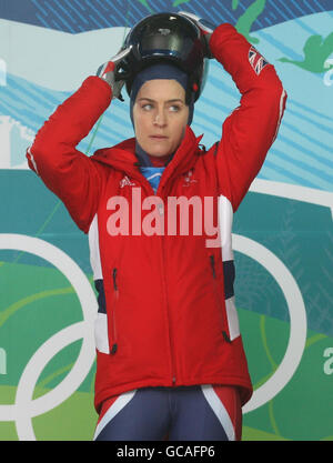 Amy Williams, de Grande-Bretagne, prend son casque lors d'une course d'entraînement sur la piste de skeleton au Whistler Sliding Centre, Whistler, Canada. Banque D'Images