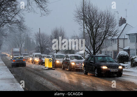 Hiver Feb.Les voitures peinent sur une colline dans Market Harborough, dans le Leicestershire, en raison de la neige et de la boue sur les routes. Banque D'Images
