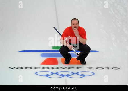 Euan Byers, en Grande-Bretagne, se penche sur le curling des hommes contre la Suisse lors des Jeux olympiques d'hiver de 2010 au Vancouver Olympic Centre, Vancouver, Canada. Banque D'Images