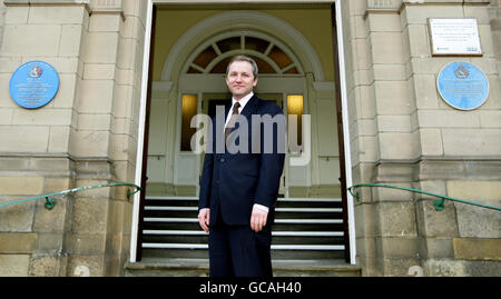 James Purnell à l'extérieur de l'hôtel de ville de Hyde, dans le Grand Manchester. L'ancien ministre du Cabinet a annoncé qu'il se détiendra du Parlement lors des prochaines élections générales. Banque D'Images