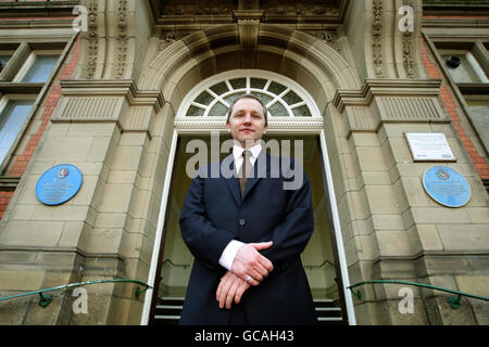 James Purnell à l'extérieur de l'hôtel de ville de Hyde, dans le Grand Manchester. L'ancien ministre du Cabinet a annoncé qu'il se détiendra du Parlement lors des prochaines élections générales. Banque D'Images