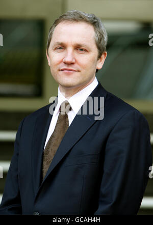 James Purnell à l'extérieur de l'hôtel de ville de Hyde, dans le Grand Manchester. L'ancien ministre du Cabinet a annoncé qu'il se détiendra du Parlement lors des prochaines élections générales. Banque D'Images