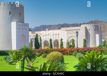 Le jardin public près de le Sultan Qaboos' Palace dans la vieille ville de Mascate, Sultanat d'Oman Banque D'Images