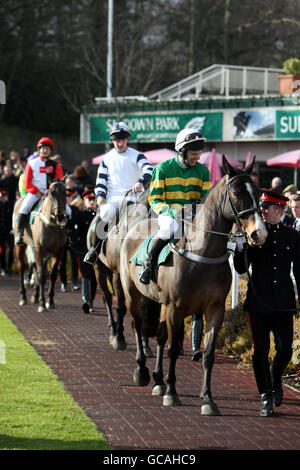 Les soldats défilent au champ de courses de Sandown pour la coupe des héros de 2011 lors de la Journée de la coupe de l'or de l'Artillerie royale de Sandown à l'hippodrome de Surrey. Banque D'Images