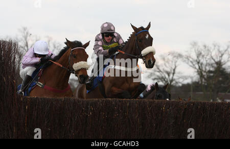 Double Eagle (à droite), monté par Jason Maguire dans le groupe de chemins handicap Steeple Chase lors de l'aide pour la journée de la coupe d'or de l'Artillerie royale de héros à l'hippodrome de Sandown, Surrey. Banque D'Images