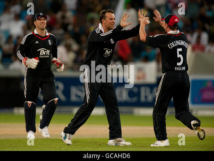 Graeme Swann d'Angleterre célèbre avec Paul Collingwood après avoir rejeté Shoaib Malik du Pakistan pendant la Twenty20 amicale au Dubai Sports City Stadium, Émirats Arabes Unis. Banque D'Images