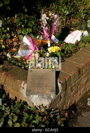 Une vue générale du mémorial de Claire Tiltman qui a été poignardée à mort lors d'une attaque frénétique en 1993, Greenhithe, Kent. Les détectives enquêtent sur un panneau en carton manuscrit laissé sur un bord de route qui prétend nommer le tueur d'une écolière de grammaire assassinée il y a 17 ans. Banque D'Images