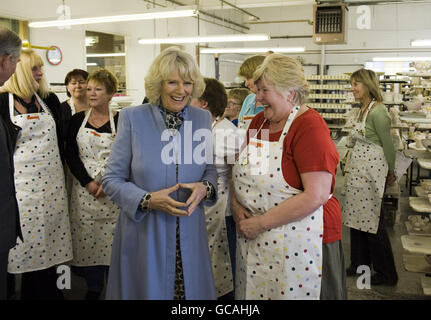 La duchesse de Cornwall rencontre des travailleurs lorsqu'elle visite l'usine de poterie Emma Bridgewater à Hanley, Stoke-on-Trent. Banque D'Images