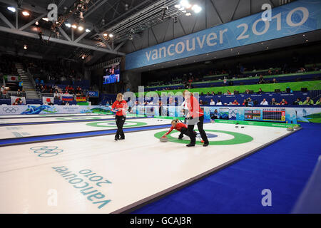 La Grande-Bretagne en action pendant le curling féminin contre la Suisse lors des Jeux olympiques d'hiver de 2010 au Vancouver Olympic Centre, Vancouver, Canada. Banque D'Images