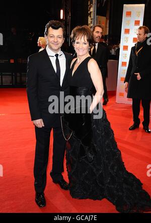 Andy Serkis et Lorraine Ashbourne arrivent pour les Orange British Academy film Awards, à l'Opéra Royal de Londres. Banque D'Images