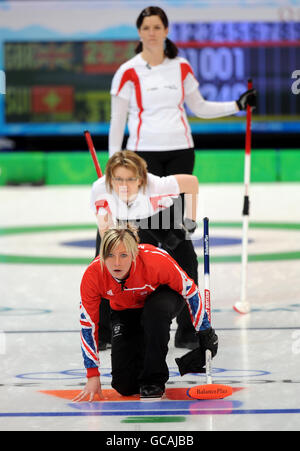 Eve Muirhead (en bas) pendant le curling féminin contre la Suisse lors des Jeux olympiques d'hiver de 2010 au Vancouver Olympic Centre, Vancouver, Canada. Banque D'Images