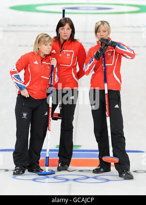 Eve Muirhead (à droite) avec Kelly Wood (à gauche) et Jackie Lockhart pendant le curling féminin contre la Suisse lors des Jeux olympiques d'hiver de 2010 au Vancouver Olympic Centre, Vancouver, Canada. Banque D'Images