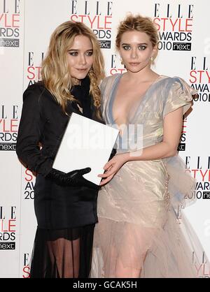 Mary-Kate Olsen et Ashley Olsen posent avec leur style Icon Award aux elle style Awards 2010 aux Grand Connaught Rooms on à Londres. Banque D'Images