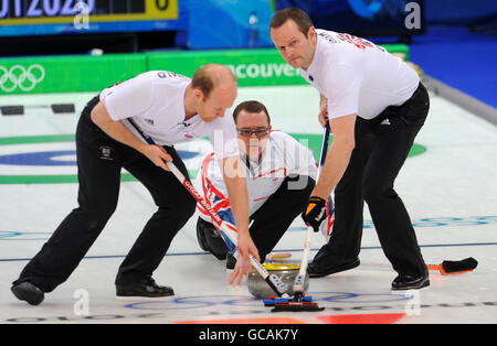 Graeme Connal (centre) de Grande-Bretagne en action pendant le curling masculin au Vancouver Olympic Centre, Vancouver, Canada. Banque D'Images