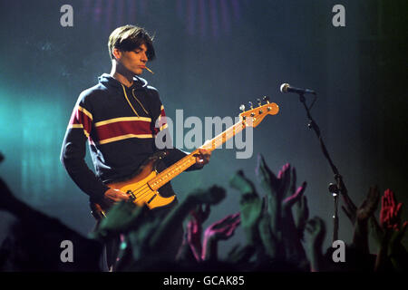 Blur bassiste Alex James en scène à la cérémonie des Brit Awards 1995 au Palais Alexandra de Londres. Le groupe remporterait quatre prix lors de la cérémonie. Banque D'Images