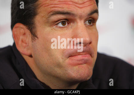 Rugby Union - Angleterre entraînement et annonce d'équipe - Pennyhill Park.L'entraîneur d'Angleterre Martin Johnson s'est exprimé lors de l'annonce de l'équipe à Pennyhill Park, Bagshot. Banque D'Images