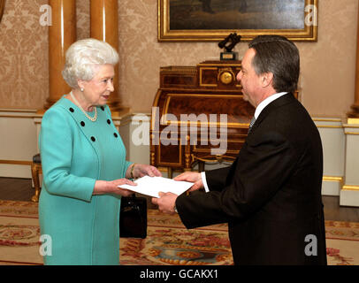 La reine Elizabeth II avec son Excellence l'ambassadeur du Mexique, M. Eduardo Medina-Mora, qui présente ses lettres de créance à un public privé au Palais de Buckingham, dans le centre de Londres. Banque D'Images