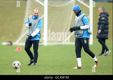 Football - UEFA Champions League - Round de 16 - First Leg - Inter Milan / Chelsea - Inter Milan Training and Press Conference ....Wesley Schneider et Samuel ETO'o de l'Inter Milan pendant l'entraînement Banque D'Images