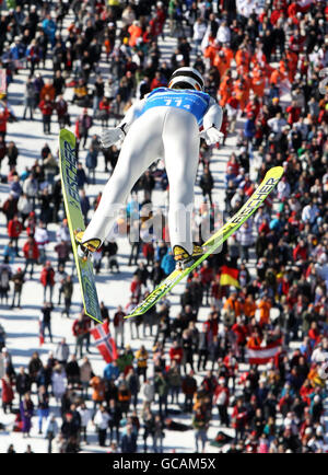 Un concurrent participe à l'entraînement de saut à ski au parc olympique de Whistler, à Whistler, au Canada. Banque D'Images