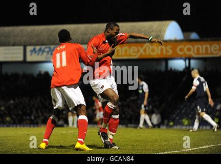 Football - Coca-Cola football League One - Southend United / Charlton Athletic - Roots Hall.Akpo Sodje de Charlton Athletic célèbre le premier but du match avec son coéquipier Lloyd Sam (à gauche) Banque D'Images