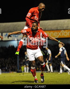 Football - Coca-Cola football League One - Southend United / Charlton Athletic - Roots Hall.Akpo Sodje de Charlton Athletic célèbre le premier but du match avec son coéquipier Kyel Reid (top) Banque D'Images