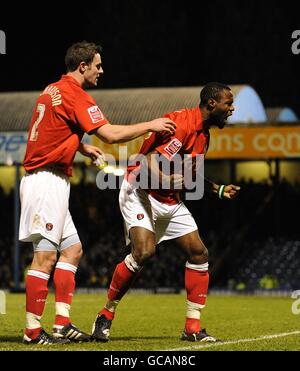 Football - Coca-Cola football League One - Southend United / Charlton Athletic - Roots Hall.Akpo Sodje de Charlton Athletic célèbre le premier but du match avec son coéquipier Frazer Richardson (à gauche) Banque D'Images