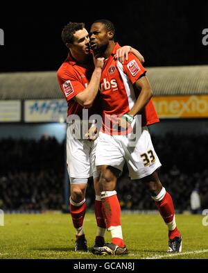 Akpo Sodje de Charlton Athletic célèbre son premier but Du jeu avec son coéquipier Frazer Richardson (à gauche) Banque D'Images