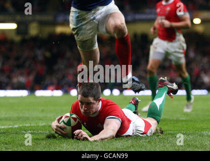 Shane Williams, pays de Galles, marque sa deuxième épreuve lors du match des six Nations du RBS au Millennium Stadium de Cardiff. Banque D'Images