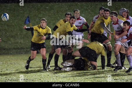 Rugby Union - coupe britannique et irlandaise - Gael Force contre Plymouth Albion - Bridgehaugh.Ross Aitken (à gauche) de Gael Force décharge le ballon lors du match de coupe britannique et irlandaise à Lasswade, Midlothian, Édimbourg. Banque D'Images