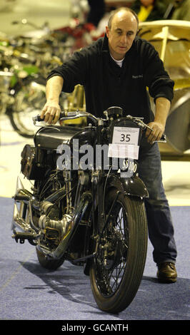 L'employé de Bonhams, Laurence Downes, déplace un modèle 1931 Brough Superior 990cc SS100, qui fait partie de la vente de motos Pioneer, Vintage et Collectors par Bonhams, au RAF Museum Hendon, dans le nord de Londres. Banque D'Images