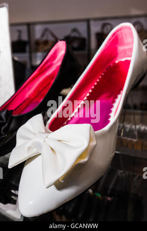 Ballerines noires et blanches avec une exposition de sacs dans le dos Banque D'Images